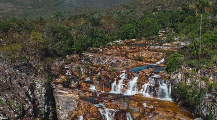 Entre águas mornas e paredões gigantes: descubra o paraíso escondido da Cachoeira Boa Brisa na Chapada dos Veadeiros