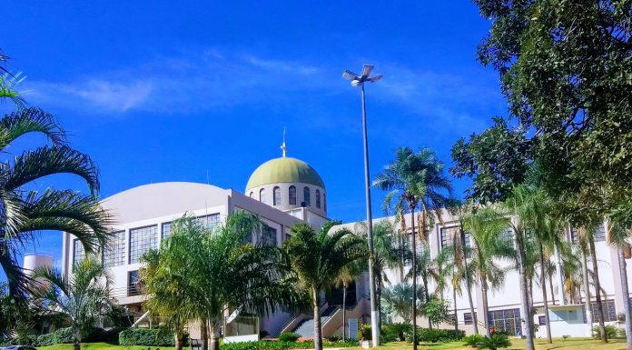 Guia Completo de Turismo Religioso na Basílica do Divino Pai Eterno