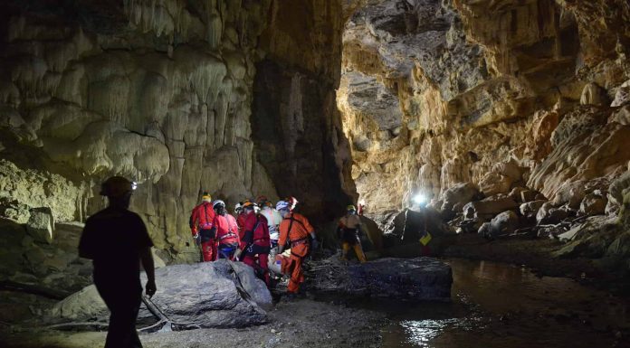 Caverna em Goiás impressiona com feixe de luz natural que atravessa o teto