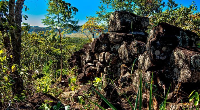Muralha de Pedra em Goiás intriga pesquisadores e atrai turistas pela aparência incomum