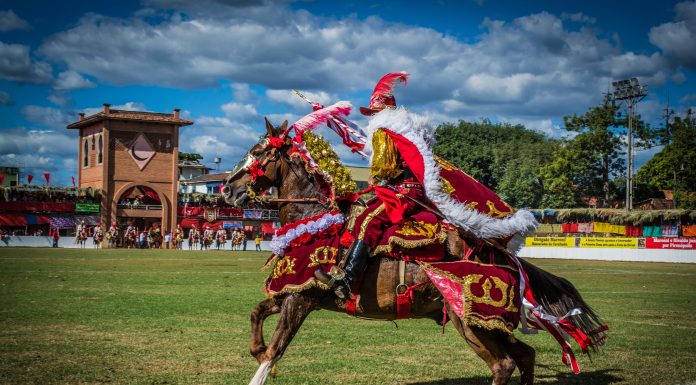 Festa do Divino em Pirenópolis: 10 curiosidades que explicam por que essa tradição é única no Brasil