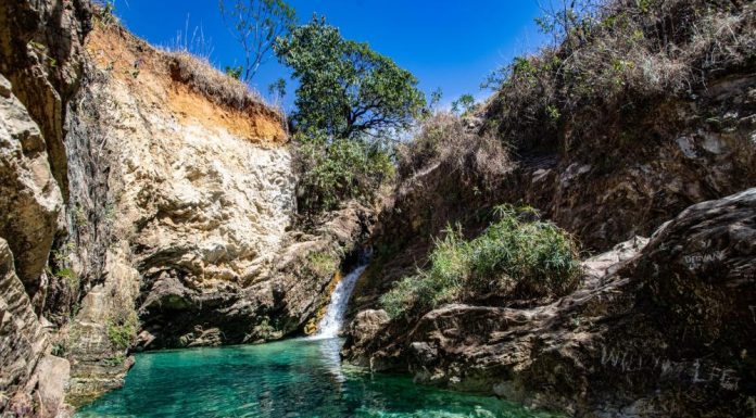 Cidade pouco explorada em Goiás guarda cachoeira de águas cristalinas e cenário surpreendente