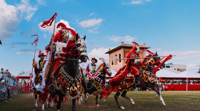 Cavalhadas voltam a movimentar Mandinópolis com batalhas entre mouros e cristãos neste sábado (30) e domingo (31)