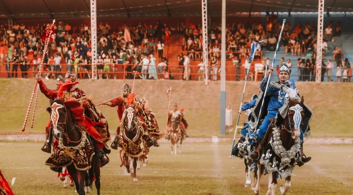 Cavalhadas de Corumbá de Goiás voltam em setembro para reviver uma tradição que é a alma da cidade