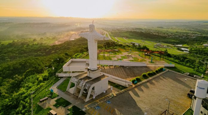 Cristo in Concert leva orquestra de viola caipira ao pôr do sol no Morro do Cristo, em Senador Canedo