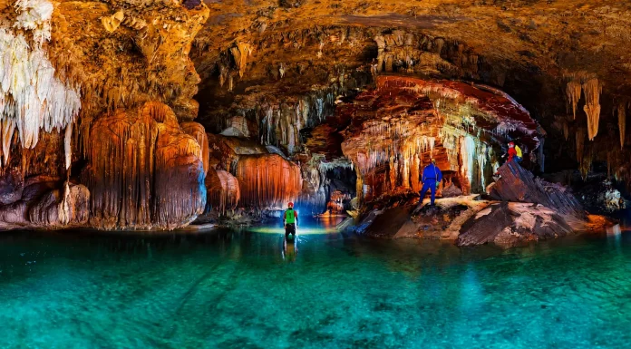 Caverna dos Ecos, em Cocalzinho, guarda o maior lago subterrâneo da América Latina em micaxisto