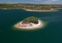 A cerca de 90 km de Goiânia, paraíso de águas cristalinas com ilha em formato de coração encanta turistas
