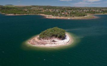 A cerca de 90 km de Goiânia, paraíso de águas cristalinas com ilha em formato de coração encanta turistas