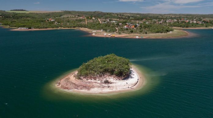 A cerca de 90 km de Goiânia, paraíso de águas cristalinas com ilha em formato de coração encanta turistas