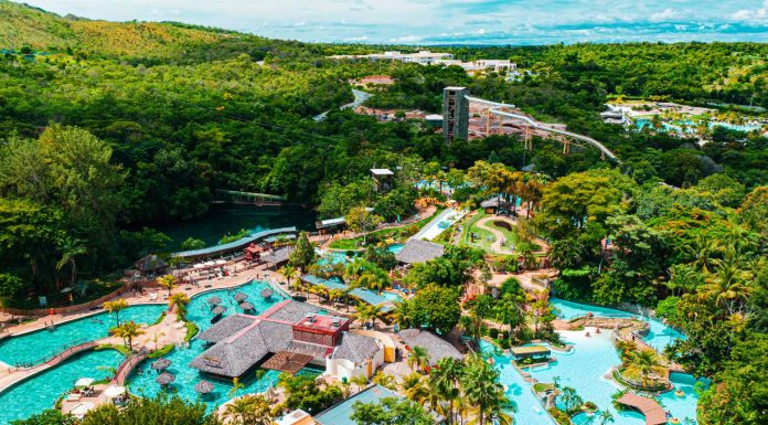 Rio Quente Resorts reúne águas quentes, gastronomia e o primeiro dinner show de resort do Brasil